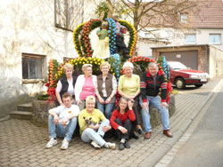 SPD-Frauen und Helfer schmücken alljährlich den Osterbrunnen